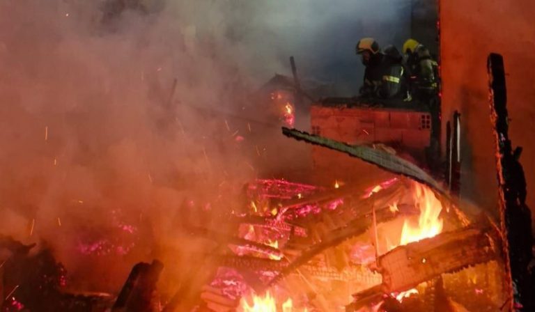incendio-mata-idoso-e-destroi-edicula-na-serra-catarinense-800x467
