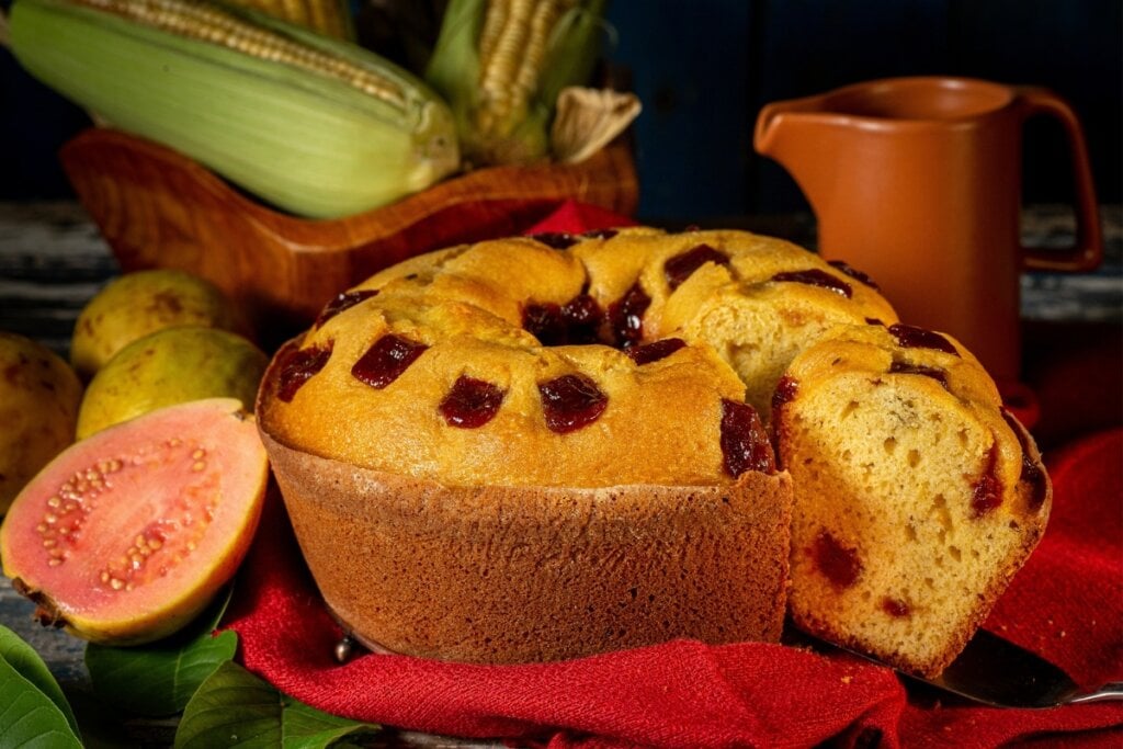 Bolo de fubá com pedaços de goiabada
