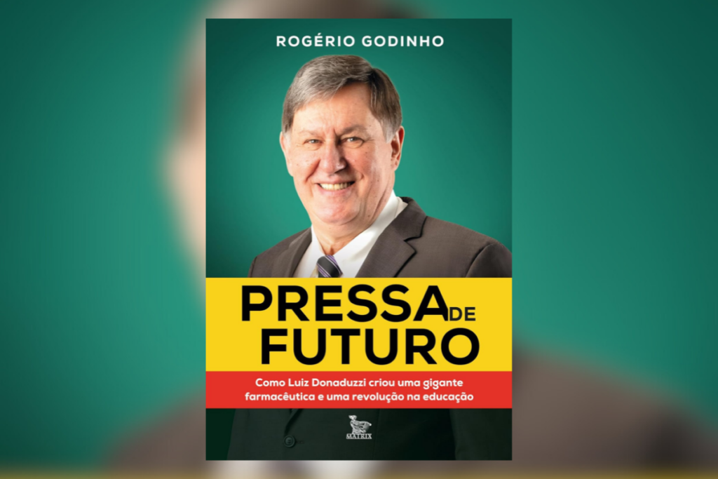 Capa do livro "Pressa de Futuro", de Rogério Godinho, com fotografia de Luiz Donaduzzi sorrindo, sobre fundo verde