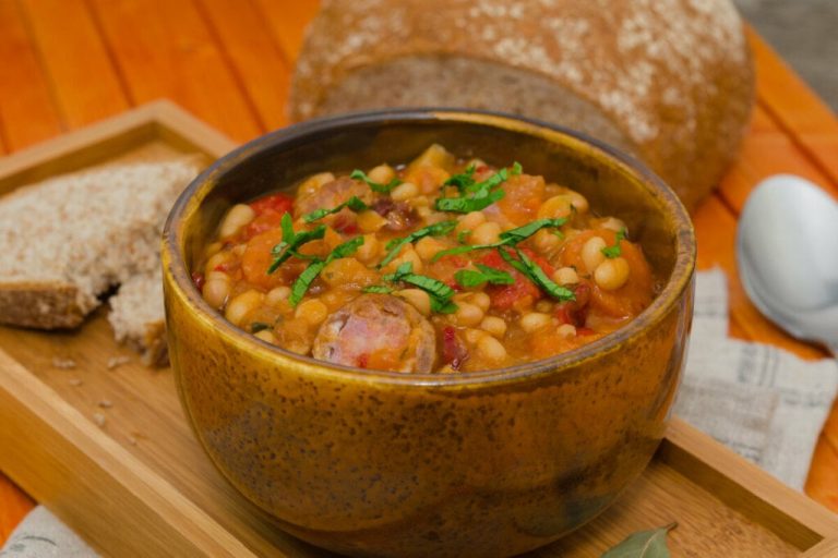 Cassoulet dentro de um recipiente de madeira
