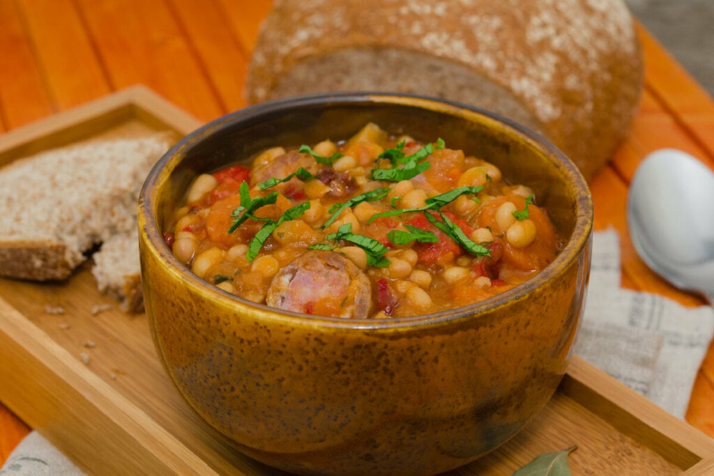 Cassoulet dentro de um recipiente de madeira