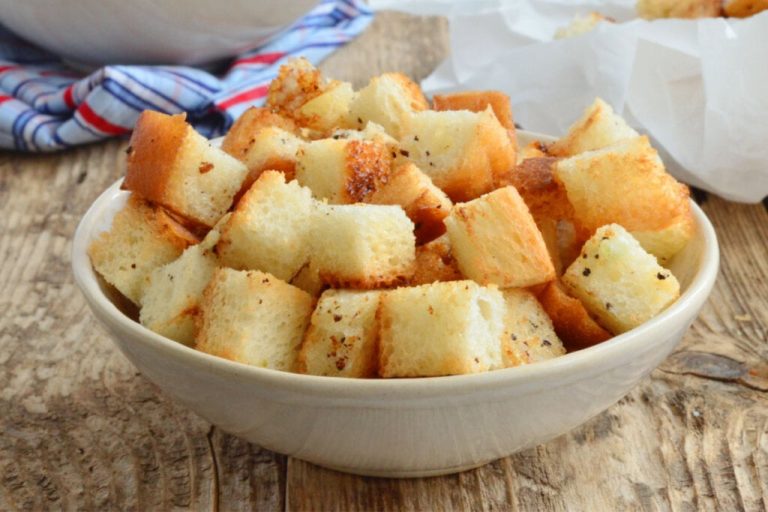 Croûtons em uma tigela branca