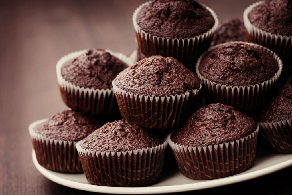 Muffins de chocolate empilhados em um prato branco