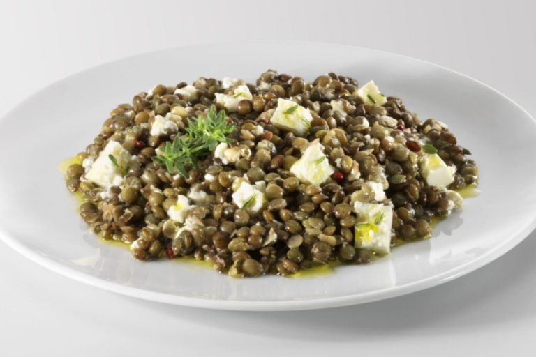 Prato branco com salada de lentilha com tofu 