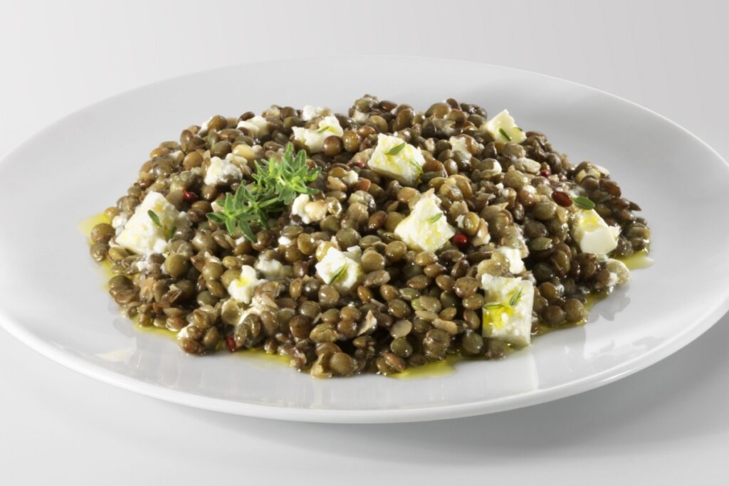Prato branco com salada de lentilha com tofu