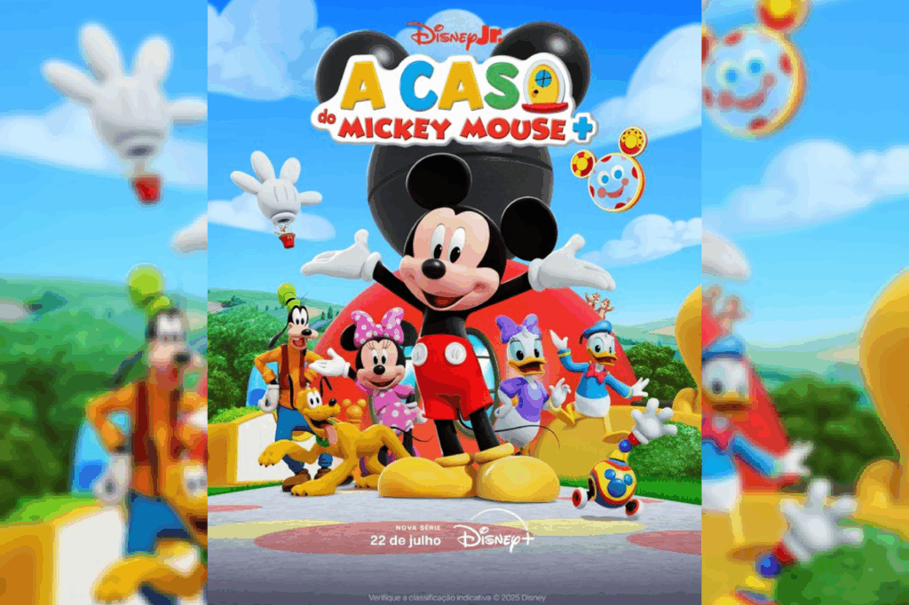Mickey e seus amigos — Minnie, Pateta, Pluto, Margarida e Donald — posando em frente à Clubhouse colorida, em um cenário animado