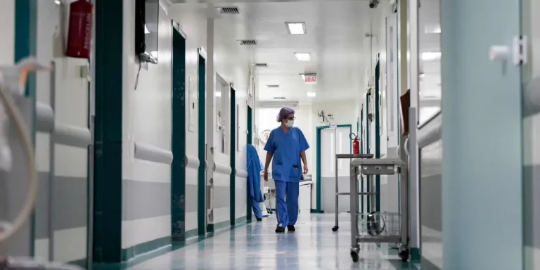 corredor-hospital-e1749833155947