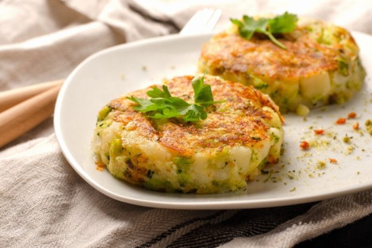 Duas costeletas de vegetais em um prato branco 