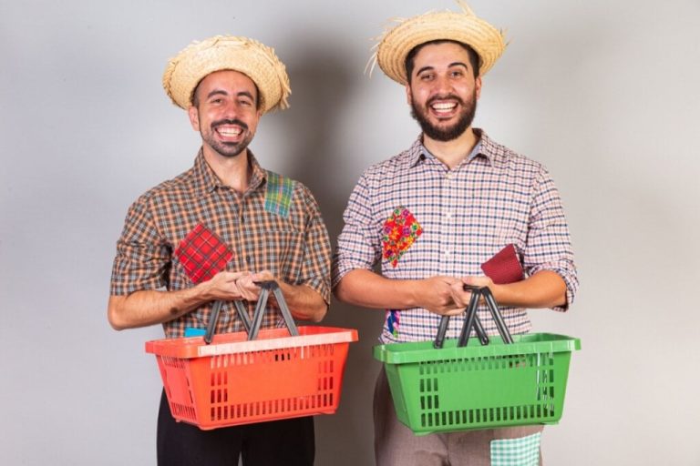 Dois homens vestidos com blusa xadrez e usando chapéu, segurando cestas de compras 