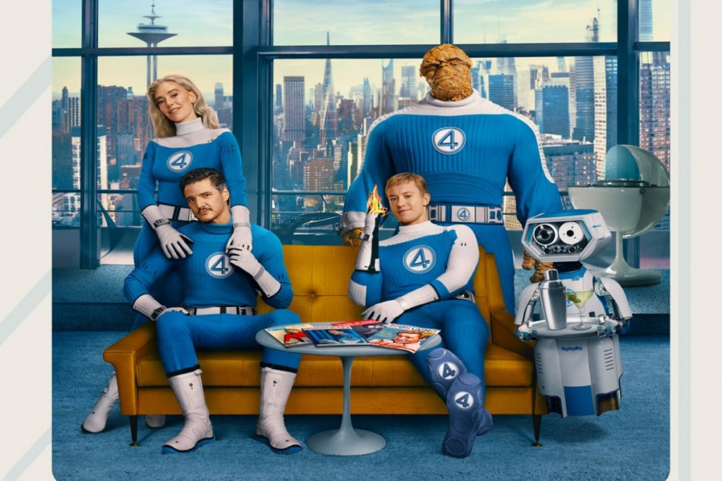 Uma mulher e três homens usando roupas de super herói azul e branco - dois homens sentados no sofá com um robo ao lado e a mulher e o outro homem estão atrás do sofa