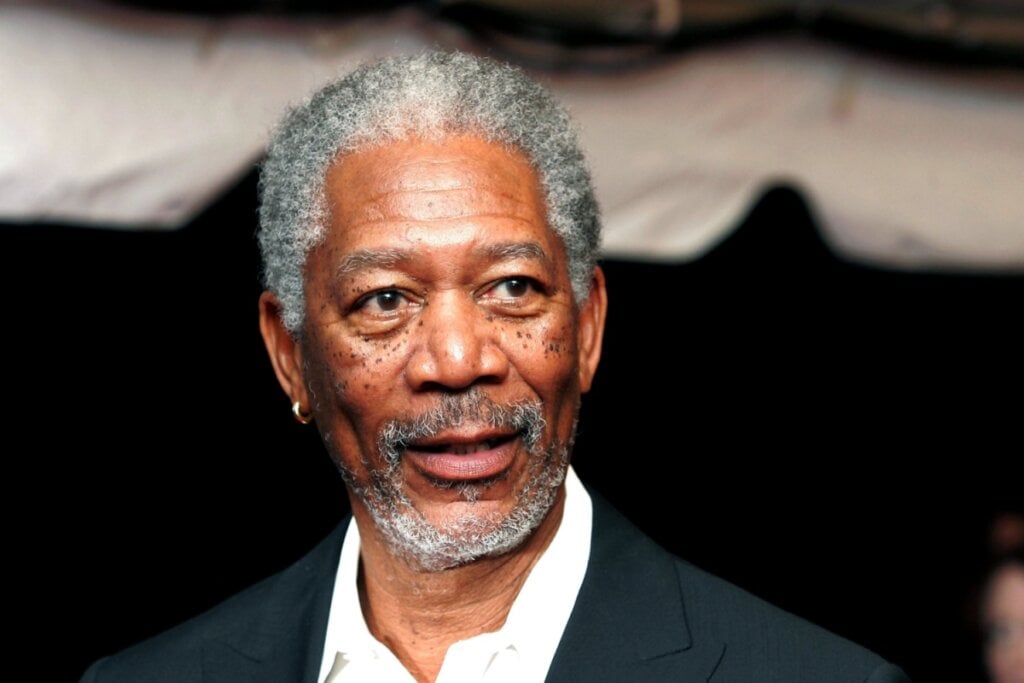 Morgan Freeman usando um terno preto e olhando para o lado