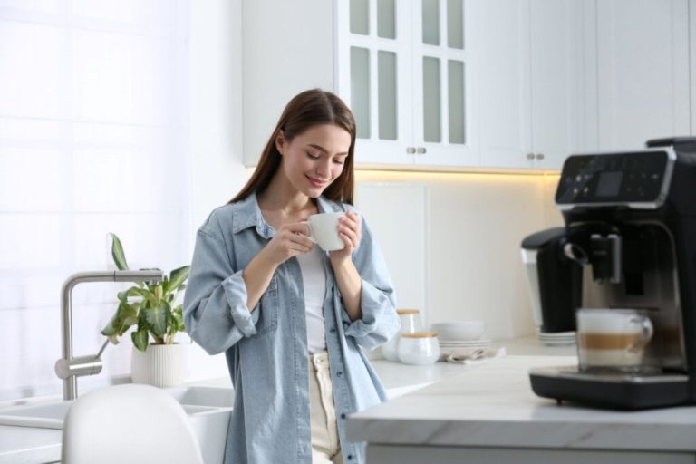 Mulher jovem bebendo café