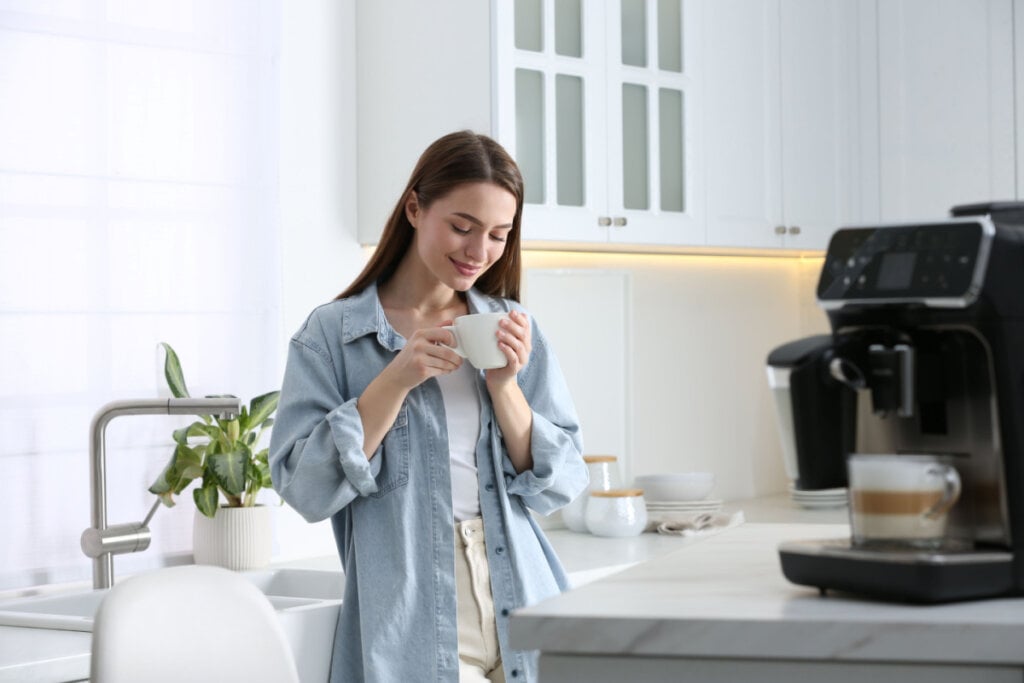 Mulher jovem bebendo café