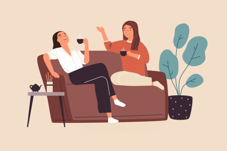 Ilustração de duas mulheres sentadas no sofá conversando enquanto tomam uma bebida quente. Ao lado do sofá há uma mesinha com o bule em cima e do outro lado uma planta