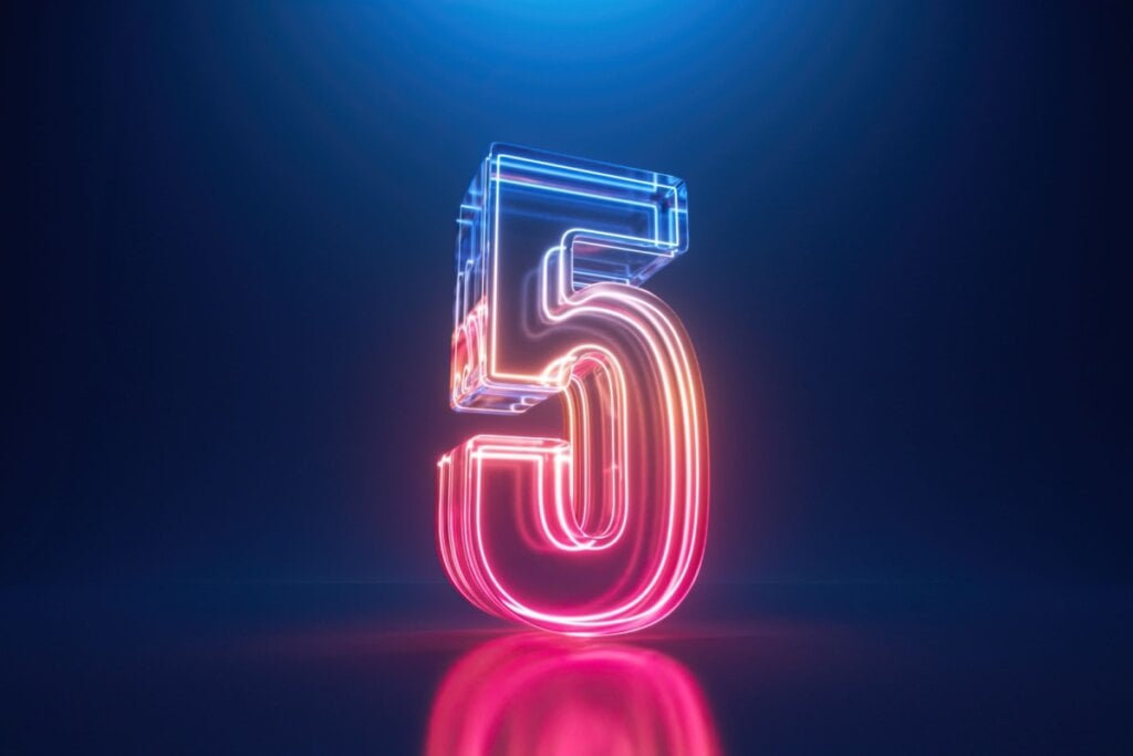 Ilustração do número cinco em rosa e bege em um fundo azul