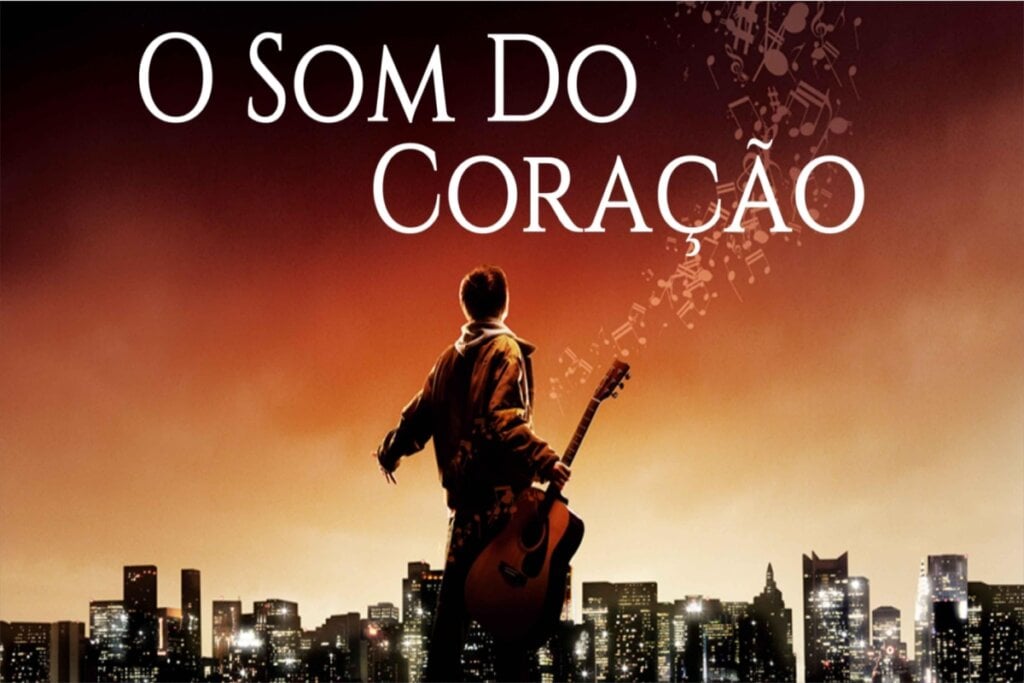Capa do filme “O Som do Coração”, com um homem em pé e segurando um violão, em frente a uma cidade