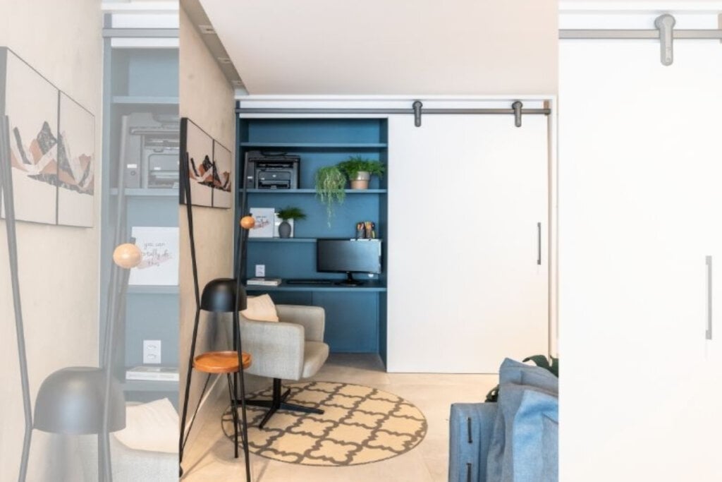 imagem de homem office em tons de azul com cadeira cinza e porta de correr branca ao lado direito