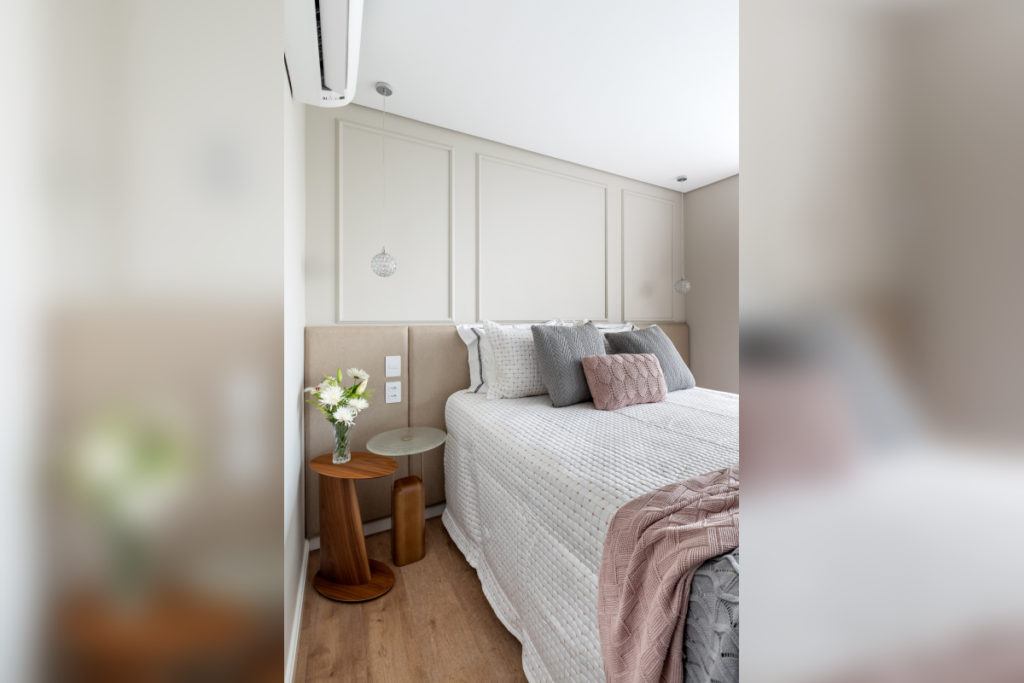 Dormitório com cama de casal com cabeceira estofada bege