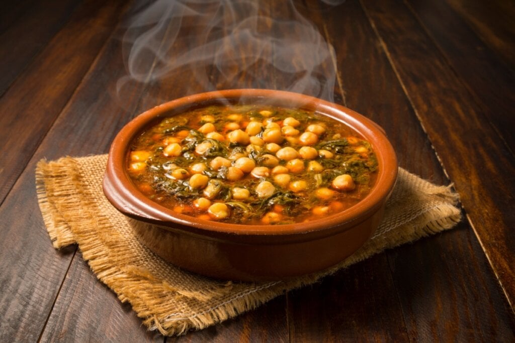 Sopa de grão-de-bico com espinafre em pote marrom