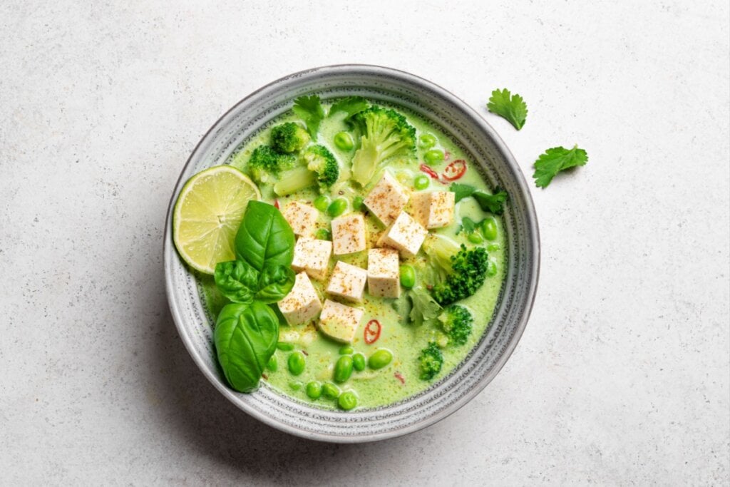 imagem de prato cinza com sopa verde com ervilha, brócolis, edamame e tofu
