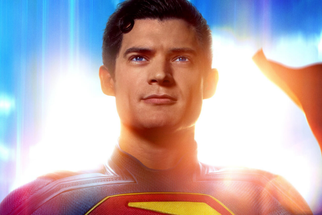 Homem com uma expressão feliz e usando o uniforme do Superman com uma luz atrás dele