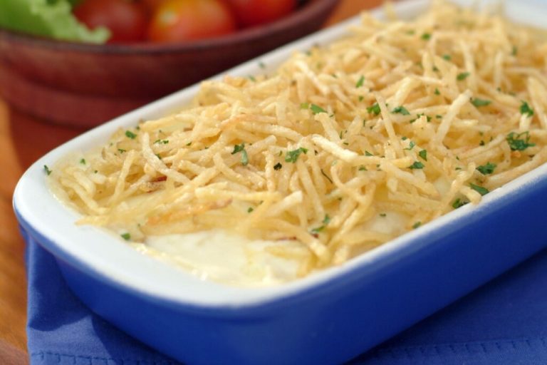 Fricassê vegano em travessa azul decorado com batata palha