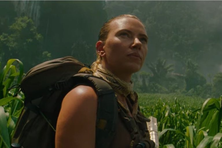 Atriz scarlett johansson olhando para o lado e com uma mochila nas costas em cena do filme 