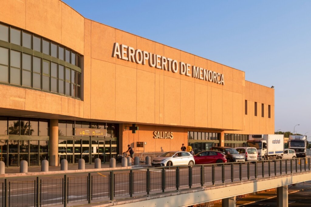 Vista da entrada do aeroporto de Menorca ao pôr do sol