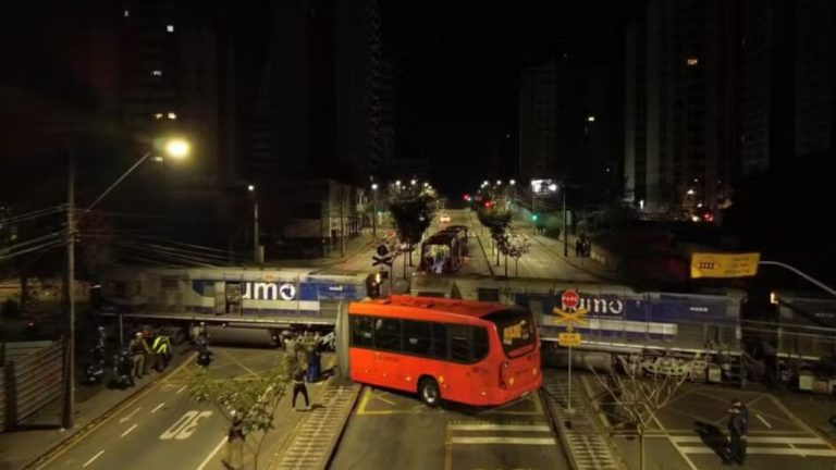 Onibus-parte-ao-meio-apos-bater-contra-trem-no-Parana-4-944x531