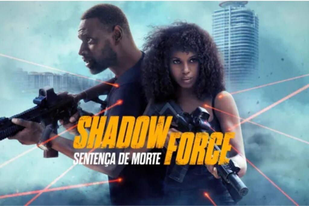 Capa do filme "Shadow Force - Sentença de Morte" com um homem segurando uma arma e olhando para o lado. Uma mulher na frente também segurando uma arma e olhando para frente