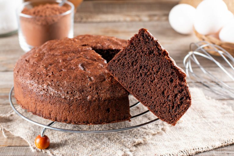 Bolo de chocolate em cima de um recipiente de metal