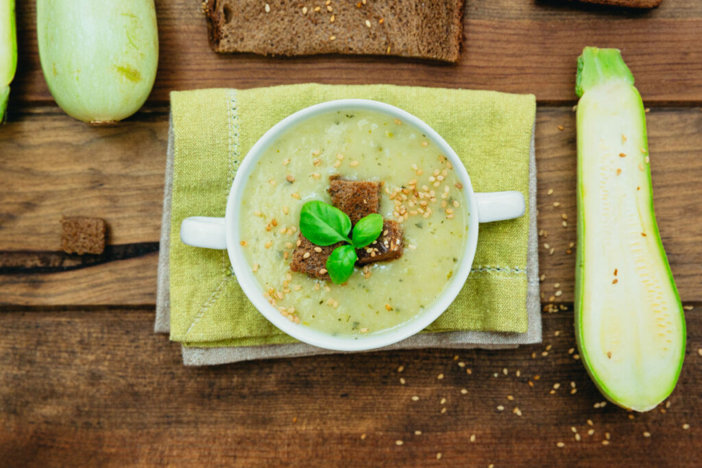 Creme de abobrinha com gergelim e croutons de pão integral