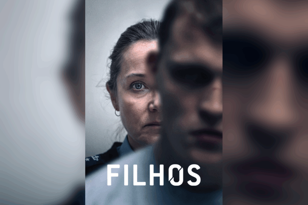Mulher com uniforme penitenciário observando, parcialmente encoberta por rosto de detento
