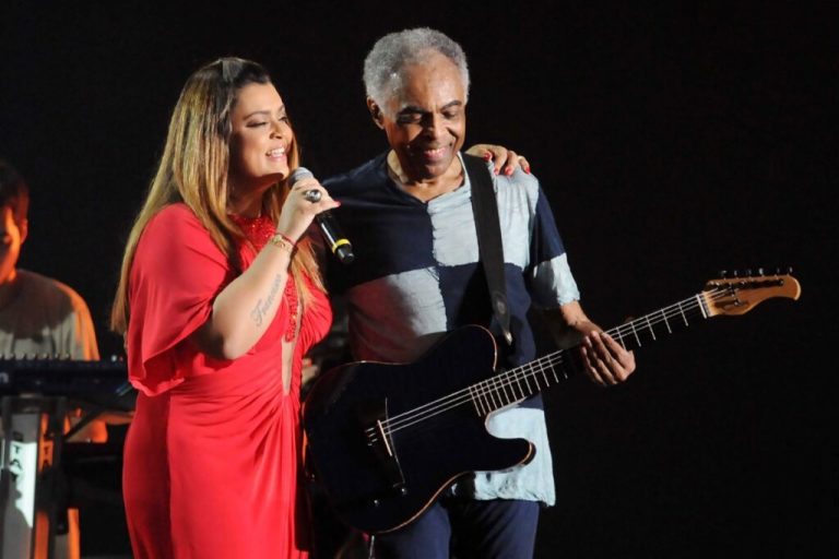 Preta Gil e Gilberto Gil em palco, performando