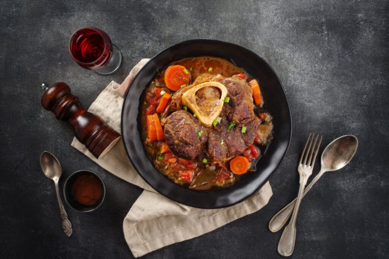 Prato preto com ossobuco com cenoura e molho 