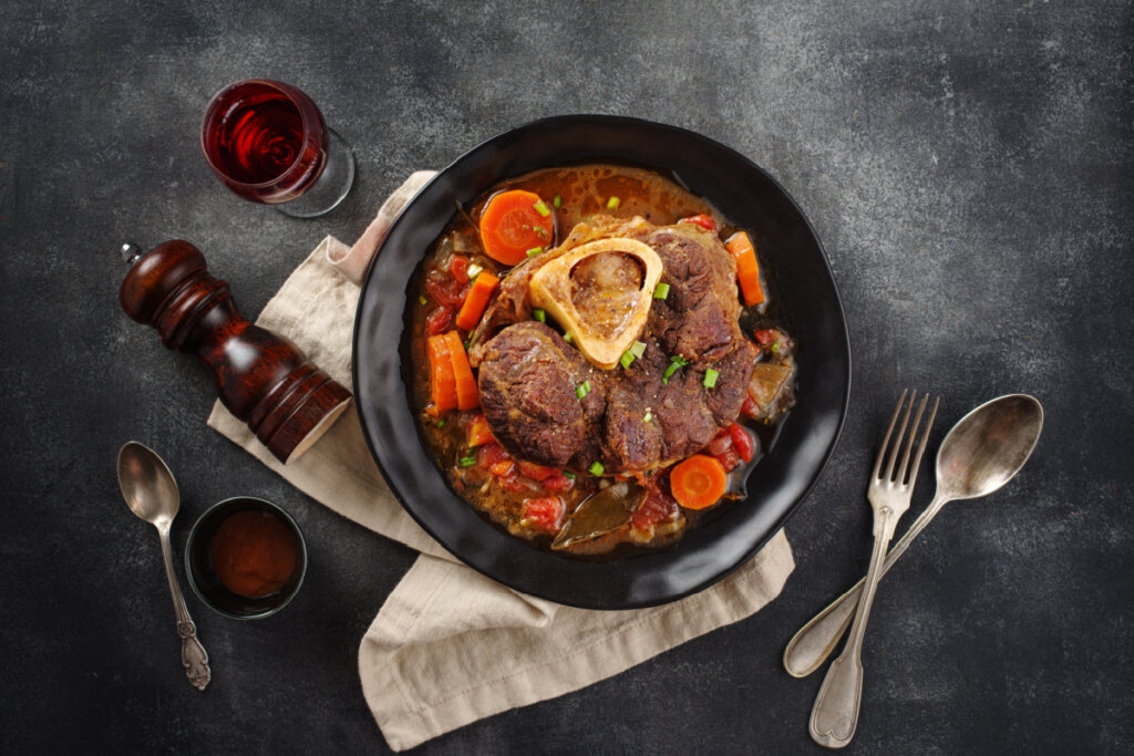 Prato preto com ossobuco com cenoura e molho