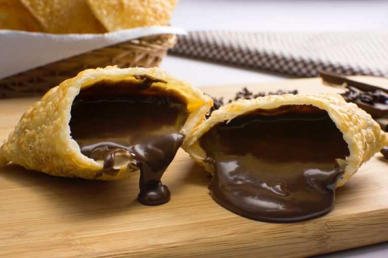 Pastel cortado ao meio com chocolate derretido dentro 