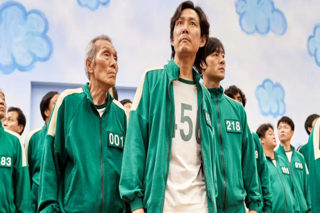 Três homens vestidos com uniformes verdes com detalhes brancos