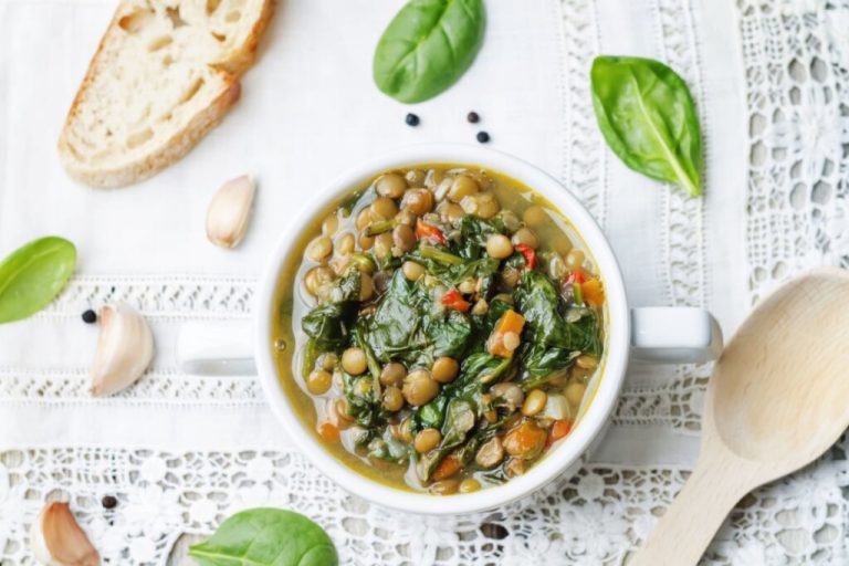 Sopa de lentilha servida em uma cumbuca de porcelana branca