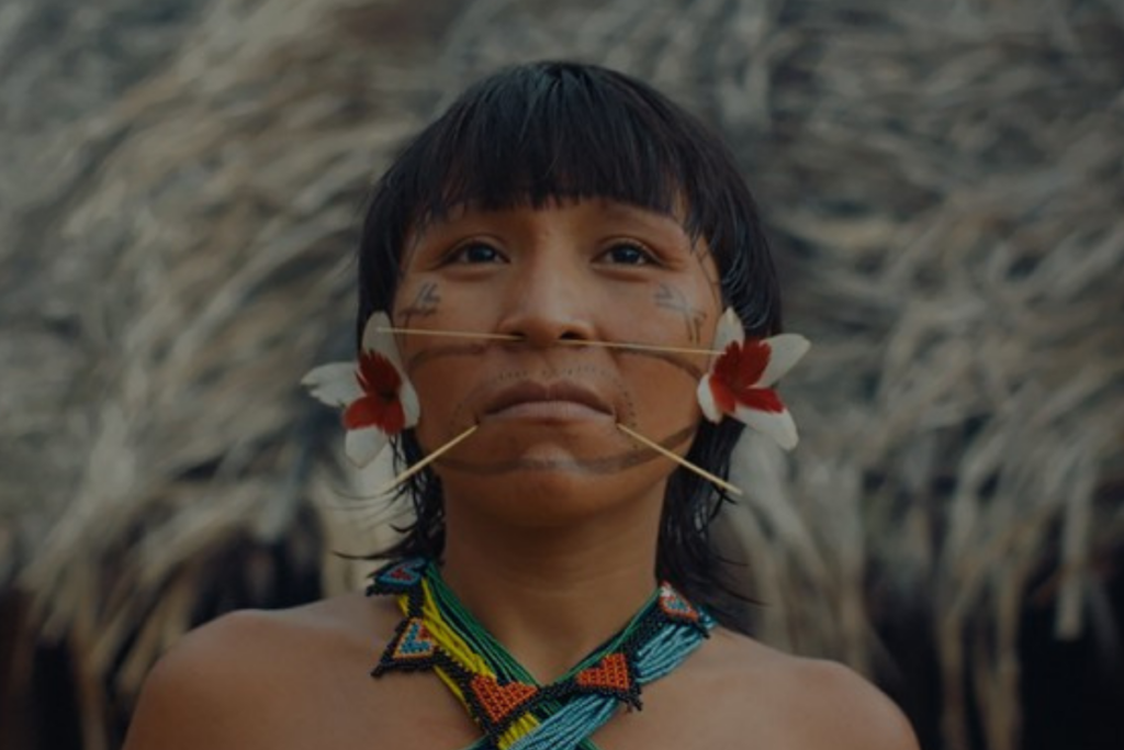 Cena de um indígena no documentário "A Última Floresta"