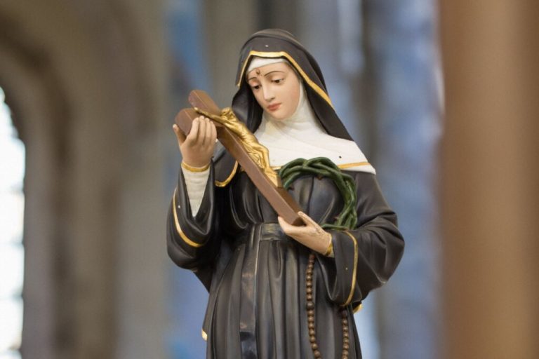 Imagem de Santa Rita de Cássia segurando um crucifixo