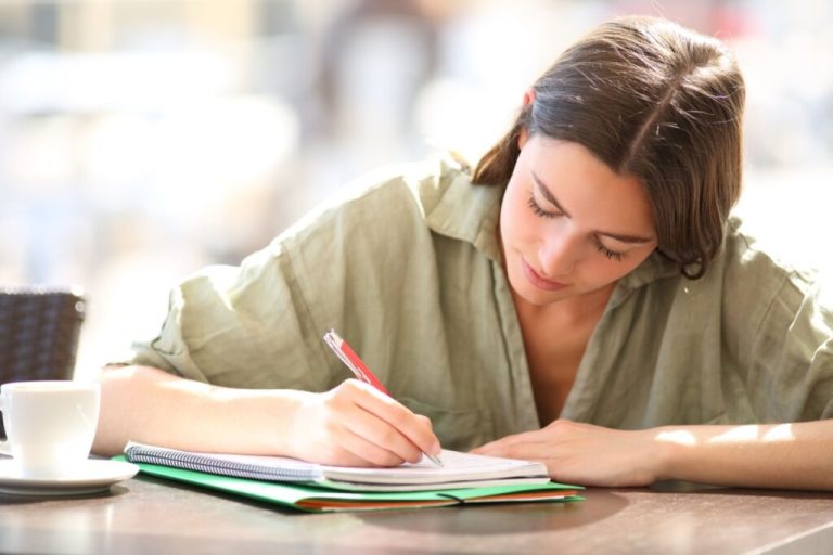 Estudante escrevendo em um caderno