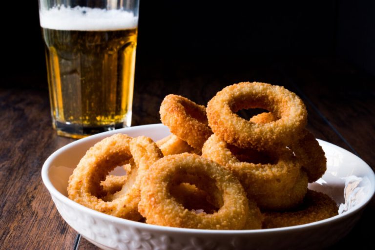 Anéis de cebola fritos crocantes caseiros com cerveja.
