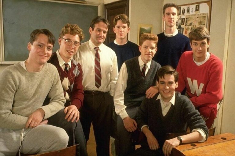 oito homens posando para uma foto. eles estão um ao lado do outro e sorrindo. 
