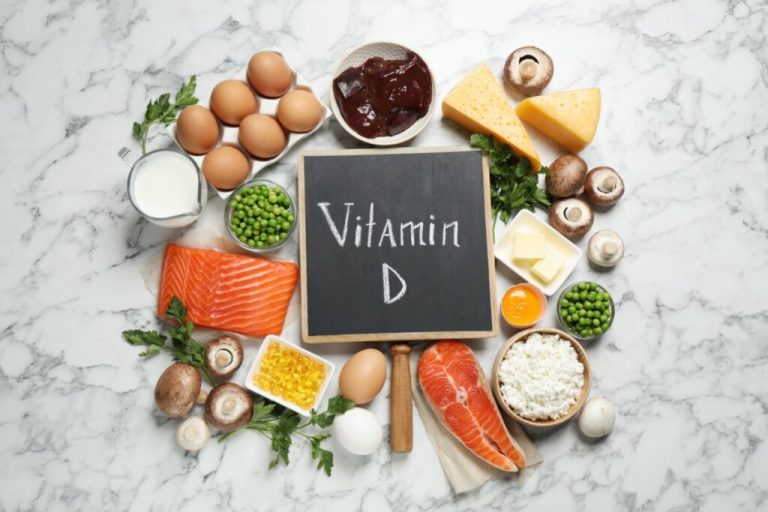 alimentos com vitamina D e uma placa escrita 
